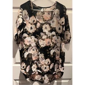 ‼️PRE-OWNED‼️Women’s floral blouse